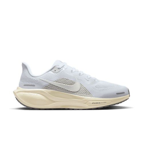 Nike Pegasus 41 ESS dame løbesko i White/White-Chalk-Sea Glass har mesh-stof, hvide snørebånd, en hvid Swoosh og en tyk råhvid sål. Vises i sideprofil mod en almindelig hvid baggrund.