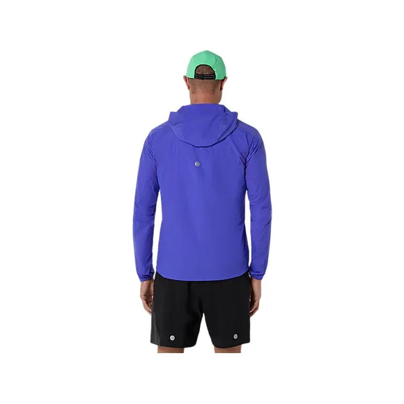 En person ses bagfra iført en Asics Road Packable Jacket til mænd i Cobalt Burst/Illuminate Green, sorte shorts og en grøn baseballkasket med sort netbagside. Baggrunden er hvid.