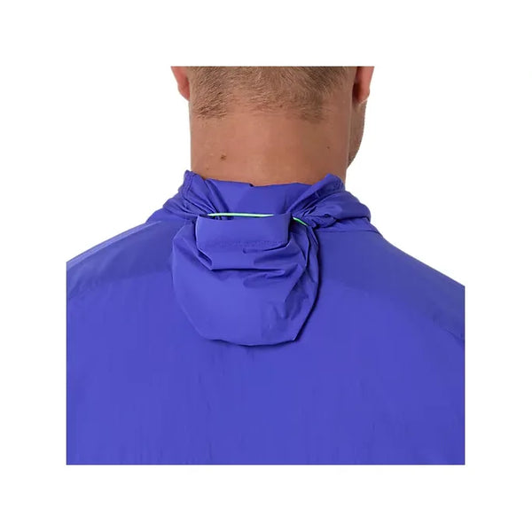 En person iført Asics Road Packable Jacket, Herre, i Cobalt Burst/Illuminate Green er vist bagfra med hætten foldet og fastgjort ved halsen; kun halsen og den øverste del af ryggen er synlige.