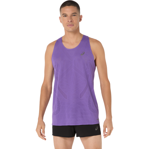 En mand står med ansigtet fremad i en Asics Metarun Singlet, Herre, Edo Purple og sorte shorts. Den enkle hvide baggrund fremhæver dette stilfulde udstyr, der er ideelt til løbetræning.
