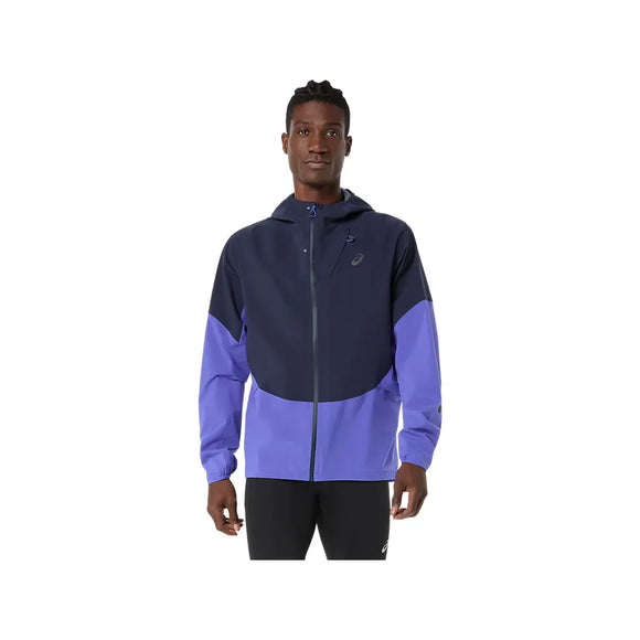 En mand kigger fremad iført ASICS Metarun Legend Jacket til mænd i Midnight/Cobalt Burst/Illuminate Green med sorte bukser og står på en almindelig hvid baggrund.