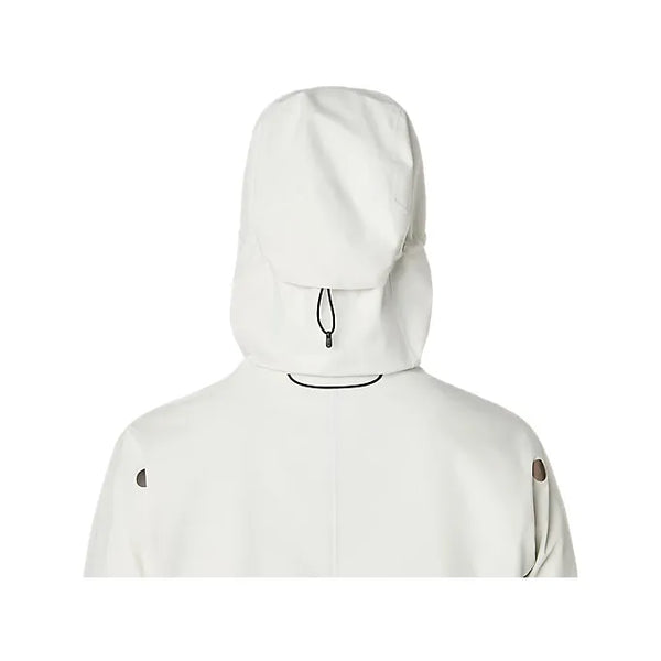 På bagsiden af Metarun Legend Jacket, Dame by Asics i Performance Black/Cream, ses en hætte med snøre bagpå og cirkulære skulderåbninger-løbejakke designet til topkomfort og ydeevne.