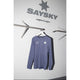 En blå Saysky Marathon Sport 30 Års Jubilæum Clean Pace Long Sleeve Unisex hænger på en hvid bøjle mod en lysegrå væg med SAYSKY-logoet og WE RUN COPENHAGEN over. Der er to tomme vægmonterede stativer på hver side.