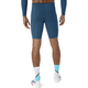 Der ses en person set bagfra, iført en blå langærmet cykeltrøje, Asics Metaspeed Tights Herre i farven Rich Navy, hvide og lyseblå strømper samt hvide cykelsko, foran en ensfarvet hvid baggrund.