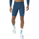 En person har Asics Metaspeed Tights, Herre, i farven Rich Navy på, sammen med en matchende langærmet top, der kun dækker en del af overkroppen, hvide og blå sokker samt hvide sportssko med sorte og lilla detaljer; vist fra skuldrene til fødderne.
