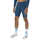 En person har ASICS Metaspeed Tights, Herre, i farven Rich Navy på. De har kombineret dem med en matchende langærmet trøje, hvide og lyseblå strømper samt hvide løbesko med sorte og pastelfarvede detaljer. Personens hoved er ikke synligt.