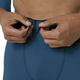 En person binder snoren på et par Asics Metaspeed-løbetights til mænd i farven Rich Navy. Billedet fokuserer på hænderne, shortsene og overkroppen og fremhæver disse funktionsorienterede løbetights til mænd, der er designet til optimal komfort.