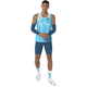 En mand står med ansigtet vendt fremad iført en blå og hvid sports-tanktop, Asics Metaspeed Tights Herre Rich Navy, blå armvarmere, hvide sokker og løbesko. Han holder sin venstre håndled med højre hånd.