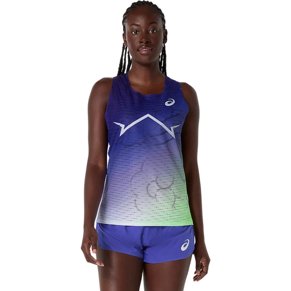 En kvinde med lange fletninger og et neutralt udtryk kigger fremad iført Asics Metaspeed Singlet, Dame, i Cobalt Burst med matchende blå shorts, begge med Asics-logo.