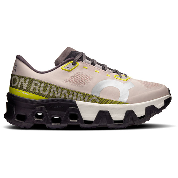 On Cloudmonster Hyper, Herre, Fade/Lime har en overdel i beige og grå mesh, sort og hvid sål, gule og grønne detaljer, ON RUNNING-tekst på siden, maksimal dæmpning og en stor O-grafik på midten.