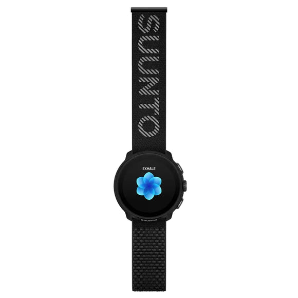 Vi præsenterer Suunto 22 Ath7 Loop med tekstilrem i sort – et digitalt armbåndsur med SUUNTO-logo på remmen. Urskiven er prydet med en blå blomst og ordet »EXHALE« på en elegant sort baggrund. Denne model er designet med fokus på komfort og alsidighed og har en justerbar tekstilrem, der på smukkeste vis forener stil og funktionalitet.