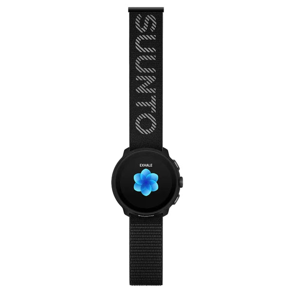 Vi præsenterer Suunto 22 Ath7 Loop med tekstilrem i sort – et digitalt armbåndsur med SUUNTO-logo på remmen. Urskiven er prydet med en blå blomst og ordet »EXHALE« på en elegant sort baggrund. Denne model er designet med fokus på komfort og alsidighed og har en justerbar tekstilrem, der på smukkeste vis forener stil og funktionalitet.