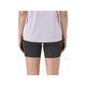Bagfra ses kun overkrop og ben på en person iført en lyslilla kortærmet skjorte og Patagonia Endless Run Shorts 6in, Dame, Black, på en hvid baggrund.