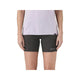 En person er iført en lyslilla skjorte og Patagonia Endless Run Shorts 6in, Dame, Black, vist fra overkrop til midt på låret mod en almindelig hvid baggrund.
