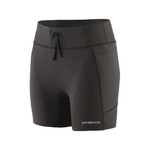 Patagonia Endless Run Shorts 6in til kvinder i sort har høj talje, løbegang, flatlock-sømme og Patagonia-logo på venstre underben.