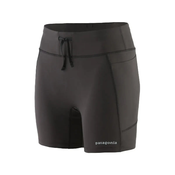 Patagonia Endless Run Shorts 6in til kvinder i sort har høj talje, løbegang, flatlock-sømme og Patagonia-logo på venstre underben.