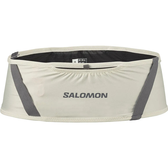 Salomon Pulse Belt, Unisex, Icicle/Castelrock har et lysegråt design med to grå diagonale stropper og en elastisk lomme foran. Det er ideelt til løbetræning og har et centreret Salomon-logo og et indvendigt M-størrelsesmærke.