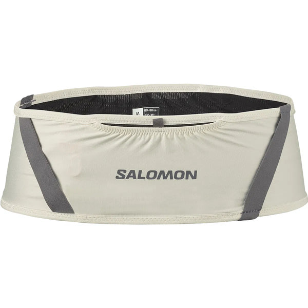 Salomon Pulse Belt, Unisex, Icicle/Castelrock har et lysegråt design med to grå diagonale stropper og en elastisk lomme foran. Det er ideelt til løbetræning og har et centreret Salomon-logo og et indvendigt M-størrelsesmærke.