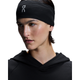 En person iført On Core Headband, Unisex, Black-et ultralet pandebånd perfekt til løb-sammen med en sort hoodie kigger til siden mod en hvid baggrund.