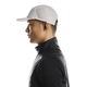 En person i Pearl On Performance Cap (Unisex) og en sort jakke med lynlås ses i profil mod en almindelig hvid baggrund. Kasketten har sidepaneler i mesh for bedre ventilation.