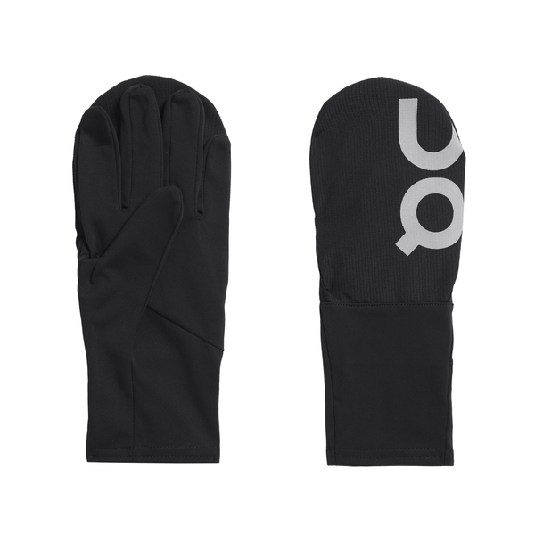 Der vises to sorte On Core Glove (Unisex): den venstre har individuelle fingre, den højre har et luffeovertræk med et hvidt logo. Disse 2-i-1-handsker har et slankt, minimalistisk design til alsidig brug.