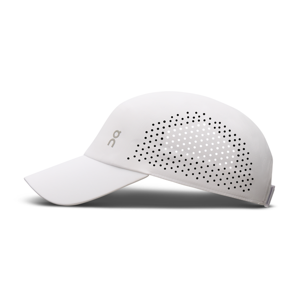Den hvide Lightweight Cap fra On, unisex med buet skygge og diskret logo, vises i profil. Ventilationshuller på siden og let materiale gør den ideel som løbekasket til solbeskyttelse mod hvid baggrund.