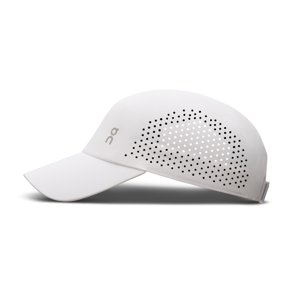 Den hvide Lightweight Cap fra On, unisex med buet skygge og diskret logo, vises i profil. Ventilationshuller på siden og let materiale gør den ideel som løbekasket til solbeskyttelse mod hvid baggrund.