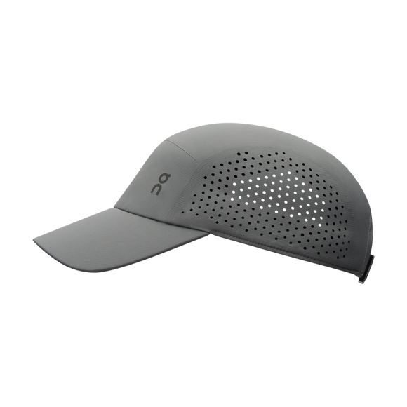 Lightweight Cap fra On in Rock er vist fra siden med buet skygge, åndbare perforeringer og et lille On-logo foran. Den justerbare rygrem giver komfort og solbeskyttelse til udendørs løb. Unisex-design.