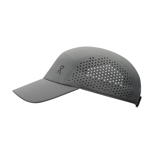 Lightweight Cap fra On in Rock er vist fra siden med buet skygge, åndbare perforeringer og et lille On-logo foran. Den justerbare rygrem giver komfort og solbeskyttelse til udendørs løb. Unisex-design.