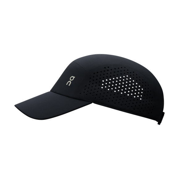 On Lightweight Cap, Unisex, i sort har perforerede sidepaneler til ventilation, en buet skygge, justerbar rem bagpå og et lille hvidt On-logo foran. Vist på en hvid baggrund - ideel til løb.