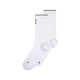 On Elite Run Sock High Hyper, Unisex, i hvid har en grå stribe øverst og små sorte bogstaver på tåen og siden, som vises på en almindelig hvid baggrund.