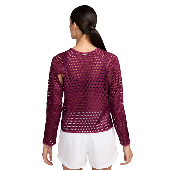 En person set bagfra iført en Nike Aero-FIT langærmet løbetrøje i farven True Berry/Black, fremstillet af åbent vævet mesh-stof, samt hvide shorts.