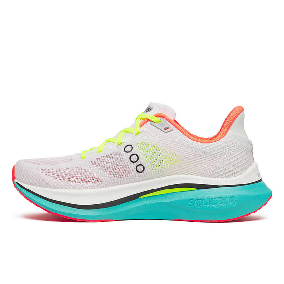 Saucony Endorphin Speed 5 til mænd i White/Mutant har neongule snørebånd, røde og orange accenter, sorte detaljer og en tyk blågrøn og hvid sål. Saucony-mærket er synligt på siden af sålen.