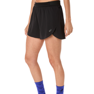 En person iført Asics Metarun Split Shorts, Dame, Performance Black med et lille ASICS-logo på venstre ben og lyseblå strømper står på en almindelig hvid baggrund.