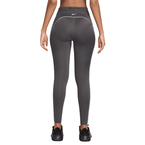 En person ses bagfra mod en hvid baggrund iført Nike Therma-FIT ADV High-Waisted 7/8 Reflective Running Leggings til kvinder i Thunder Grey/Dk Smoke Grey, med logo på linningen og svage sømdetaljer.