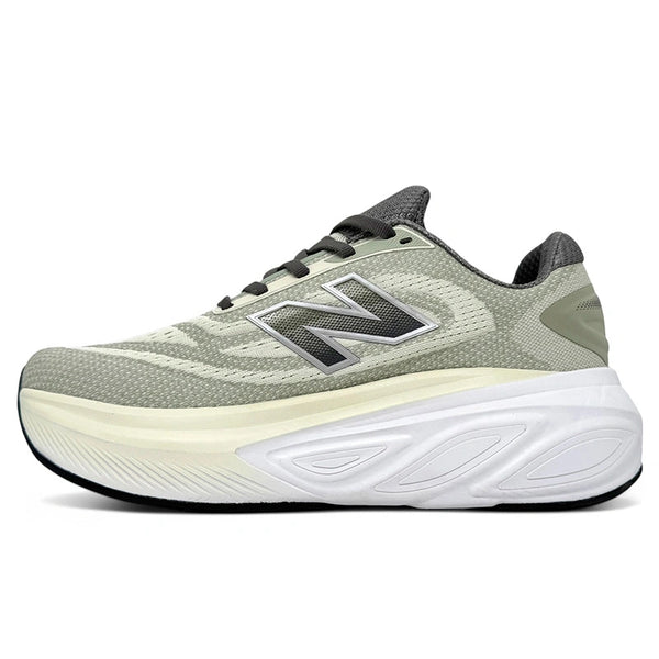 New Balance Freshfoam More V6, Herre, Mineral er en lysegrå sportssneaker med overdel i mesh, sort og gråt N-logo og en tyk hvid struktureret sål for maksimal komfort.