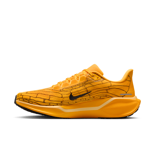 Nike Pegasus 41 Herre i University Gold/Black-Soft Yellow har en sort swoosh, sprukne sorte linjer og en tyk ReactX-mellemsål. Vist i sideprofil med en sort ydersål på en hvid baggrund.