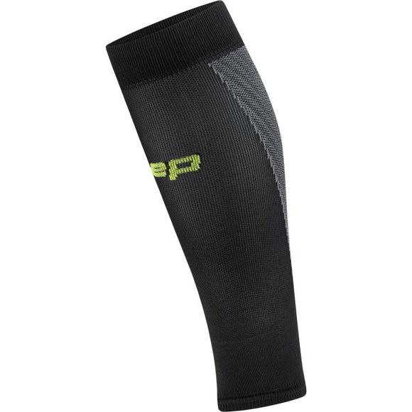 CEP Core Run Ultralight Compression Sleeves til kvinder i sort/grå har en ribkant og et lille grønt logo på en hvid baggrund. Perfekt sportskompression til en aktiv livsstil.