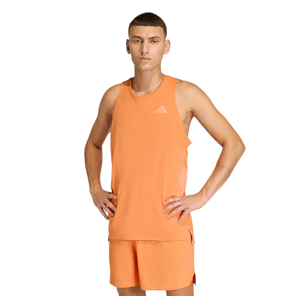 En mand iført en orange Adidas Adi365 Singlet (Herre, Duor) og matchende orange shorts står med hænderne på hofterne mod en almindelig hvid baggrund.