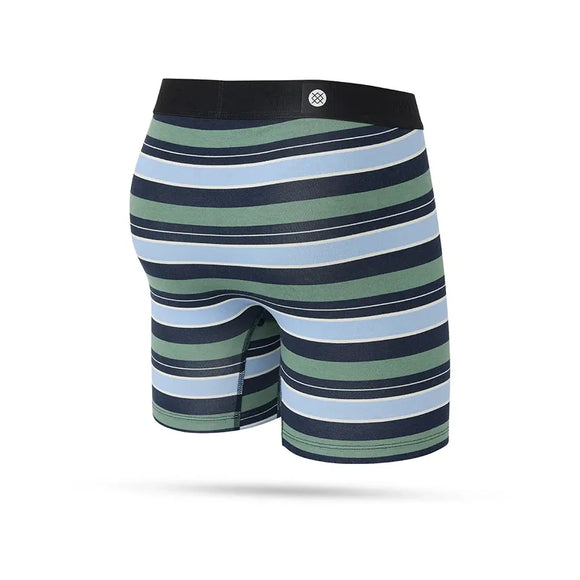 Stance Striped Delight Wholester til mænd har en sort linning og vandrette blå, grønne og hvide striber, der giver behageligt undertøj, vist på en almindelig hvid baggrund.