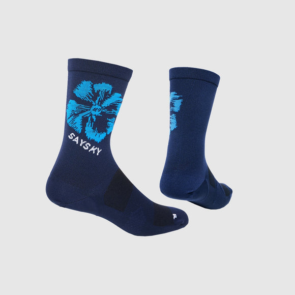 Saysky Flower Combat Socks 200, Unisex, Blue Aop har et stort blåt blomsterdesign og SAYSKY-branding. Disse træningsstrømper er lavet af åndbart materiale og er vist på en hvid baggrund.