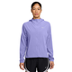 En person står med ansigtet fremad og har en Nike Swift Repel Packable løbejakke til kvinder i farven Purple Pulse/Reflective Silver på samt sorte sportsshorts med hvid kant. Baggrunden er ensfarvet hvid. Denne stilfulde og praktiske sammenpakkelige løbejakke er både moderne og funktionel – et ideelt valg for aktive kvinder, der søger en reflekterende jakke til kvinder til deres træning.