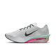 Nike Zoomx Vaporfly Next% 4 Herre løbesko i White/Black-Hyper Pink-Mint Foam har en sort swoosh, sorte snørebånd, tyk sål med en mint til pink gradient og fremviser ZOOMX-skum og carbonplade for forbedret ydeevne.