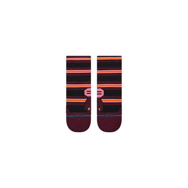 Et par Stance Wayfarer Light Quarter Dame-strømper i Fig med vandrette røde, pink og orange striber med en lille pink og brun detalje i midten, vist på en hvid baggrund.