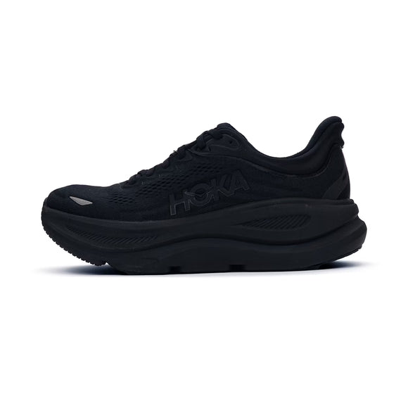 Et sideview af Hoka Bondi 9, Dame, Black/Black-en sort løbesko med maksimal dæmpning, tykk sål og mesh-overdel. HOKA-logoet ses på siden og skoen har klassisk snøresystem.