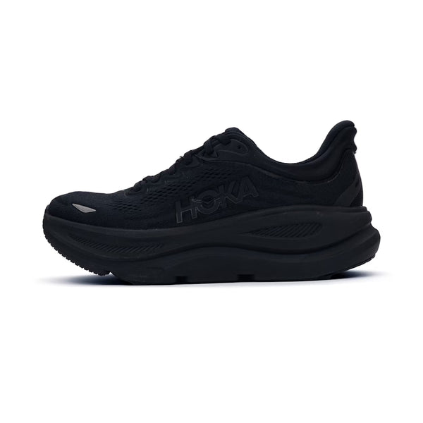 Et sideview af Hoka Bondi 9, Dame, Black/Black-en sort løbesko med maksimal dæmpning, tykk sål og mesh-overdel. HOKA-logoet ses på siden og skoen har klassisk snøresystem.