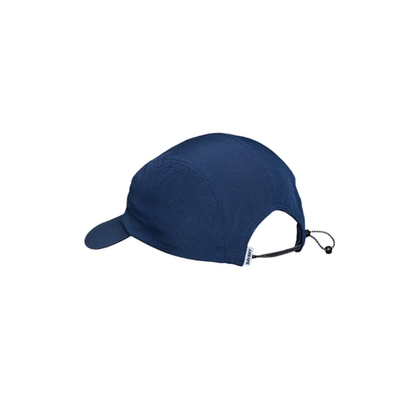Saysky Flow Cap er en blå unisex-løbekasket med buet skygge og justerbar snor, der er designet til komfort og åndbarhed. Vises på en hvid baggrund.