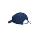 Saysky Flow Cap er en blå unisex-løbekasket med buet skygge og justerbar snor, der er designet til komfort og åndbarhed. Vises på en hvid baggrund.