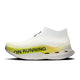 Et sidebillede af On Cloudboom Strike LS unisex slip-on i White/Lime med en gul gradient nær sålen, "ON"-branding på siden og en tyk ventileret, bølget sål med carbonplade for bedre ydeevne.