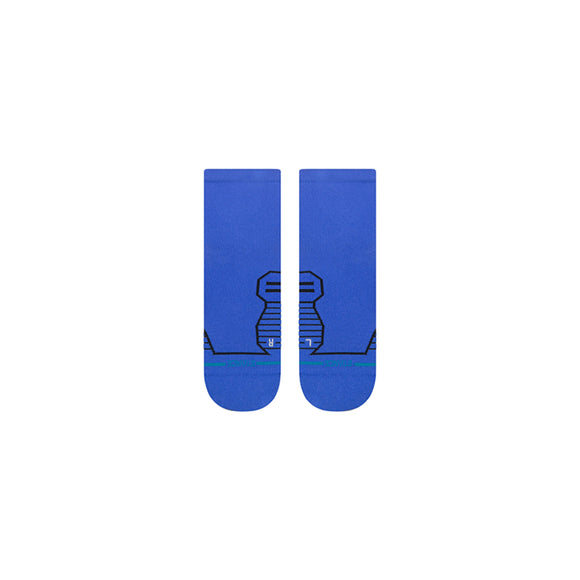 Et par Stance Variegated UL Quarter unisex-strømper i koboltblå med sorte vandrette linjer og geometriske former nær anklen, vist side om side på en hvid baggrund.